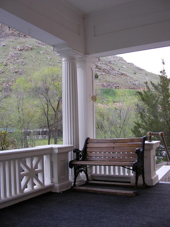 Riverside Hot Springs Inn & Spa - Adults Only Lava Hot Springs Bagian luar foto