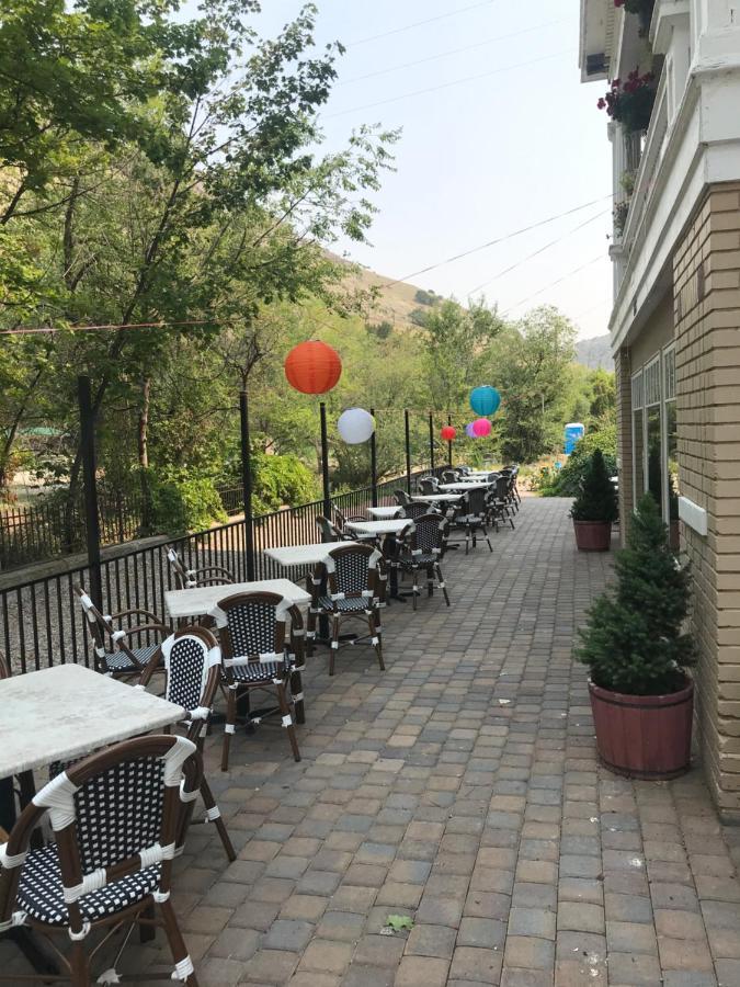 Riverside Hot Springs Inn & Spa - Adults Only Lava Hot Springs Bagian luar foto