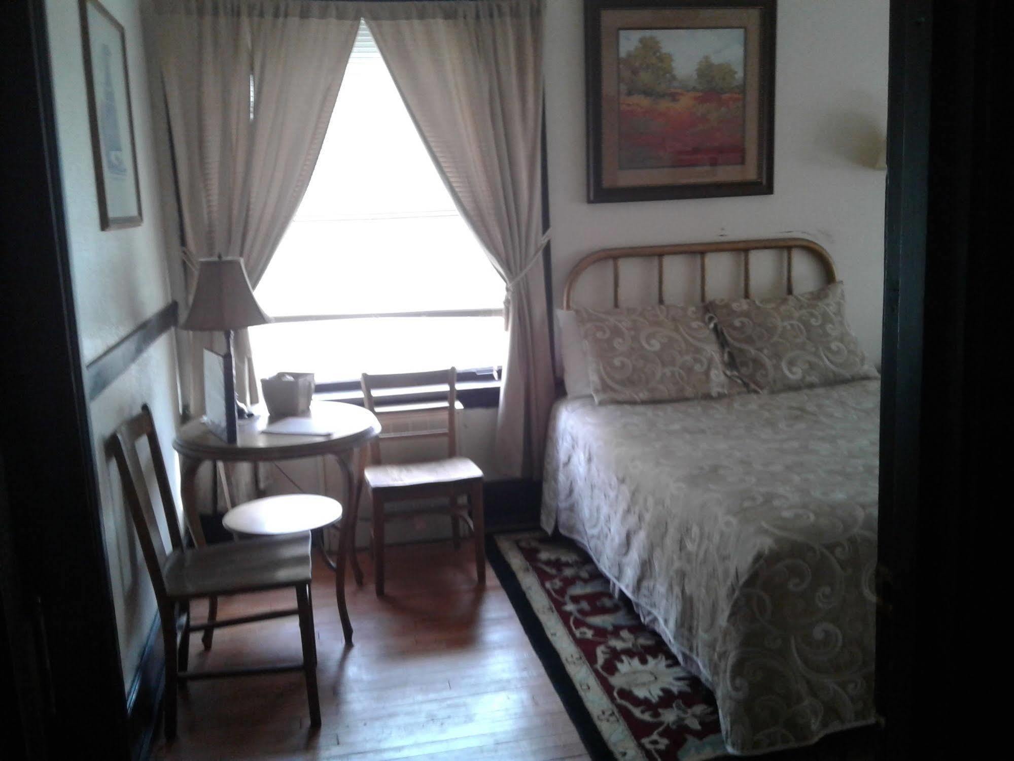 Riverside Hot Springs Inn & Spa - Adults Only Lava Hot Springs Bagian luar foto