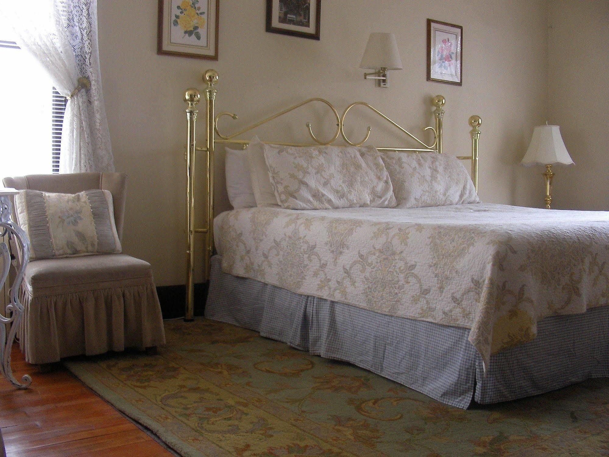 Riverside Hot Springs Inn & Spa - Adults Only Lava Hot Springs Bagian luar foto